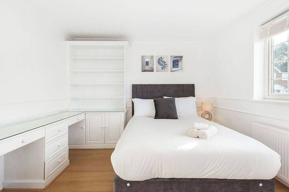 Garden Parking Wifi Near Sky Elstree Studios in Elstree and Borehamwood, Hertfordshire