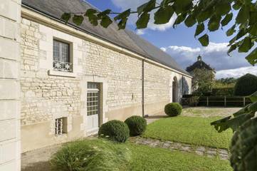 Gîte pour 4 personnes, avec piscine ainsi que vue et jardin, adapté aux familles à Scorbé-Clairvaux