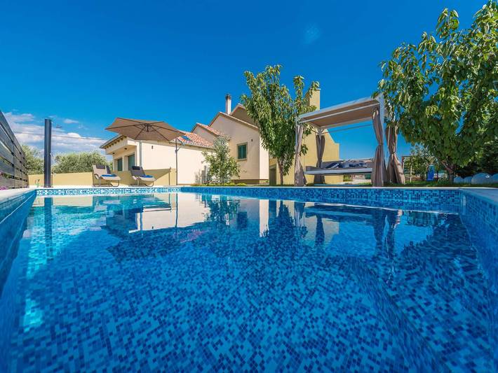 Ferienhaus für 10 Personen, mit Sauna und Garten sowie Whirlpool, kinderfreundlich in Nin