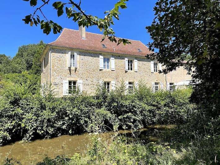 Location de vacances pour 12 personnes, avec vue et jardin à Saint-Médard-d'Excideuil