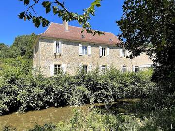 Location de vacances pour 12 personnes, avec vue et jardin à Saint-Médard-d'Excideuil