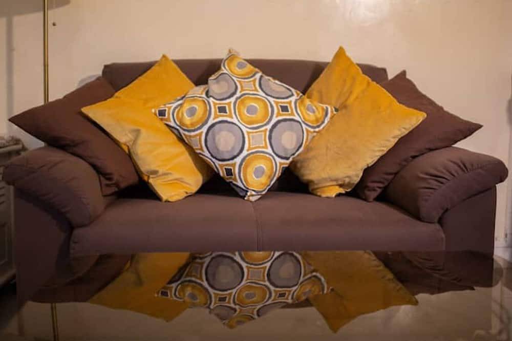 Appartement entier, *Aya Lodge* proche Cdg/Paris/disney/asterix in Goussainville, Val-d'Oise