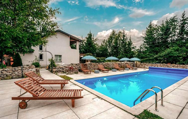 Ferienhaus für 12 Personen mit Pool in Roztocze