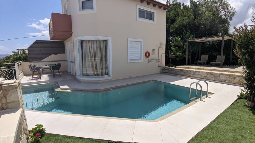 Location de vacances pour 4 personnes, avec jardin et piscine, adapté aux familles dans Stalos - 4