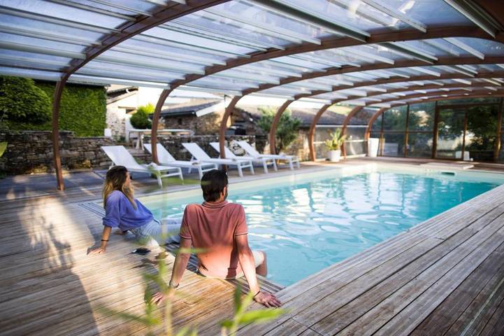 Gîte pour 10 personnes, avec piscine et jardin ainsi que vue et sauna à Martrin