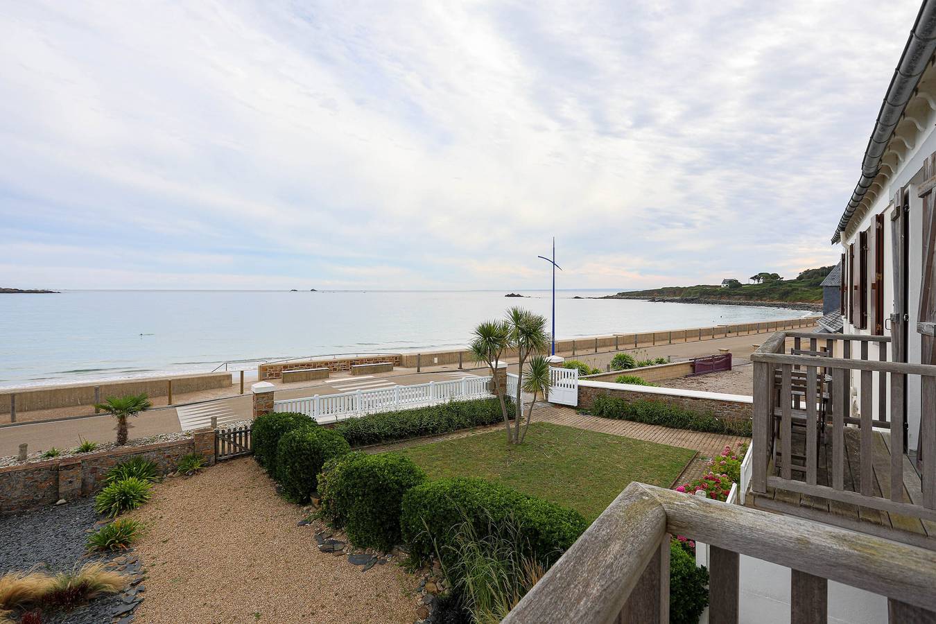 Maison de vacances 'Maison Face Mer Accès Direct Plage' avec vue sur la mer, terrasse et Wi-Fi in Plougasnou, Ceinture Dorée