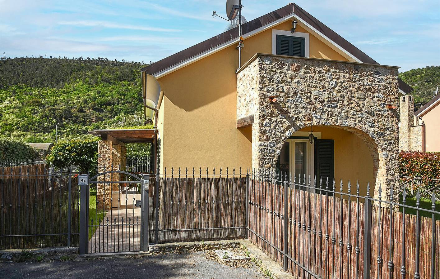 Gemütliche Wohnung mit Terrasse in der Nähe des Stadtzentrums in Cisano sul Neva, Riviera di Ponente