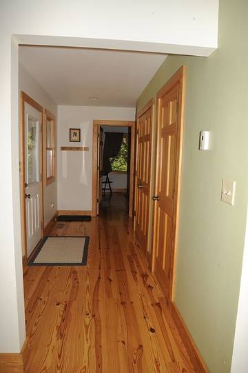 Log Cabin for 4 Guests in Shenandoah Valley, Virginia, Picture 2