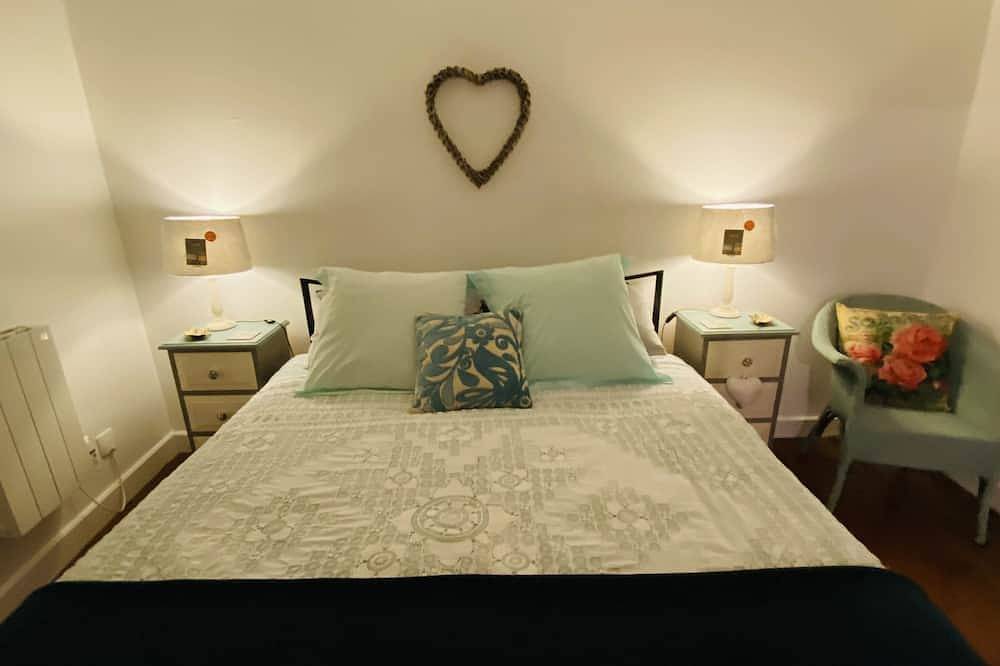 Pretty French Cottage with balcony overlooking gardens - sleeps  5-6 in Ruffec, Charente