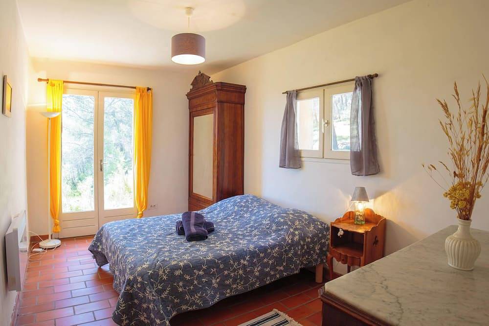 Peaceful villa, large quiet plot with swimming pool in Rognes, Aix-en-Provence region