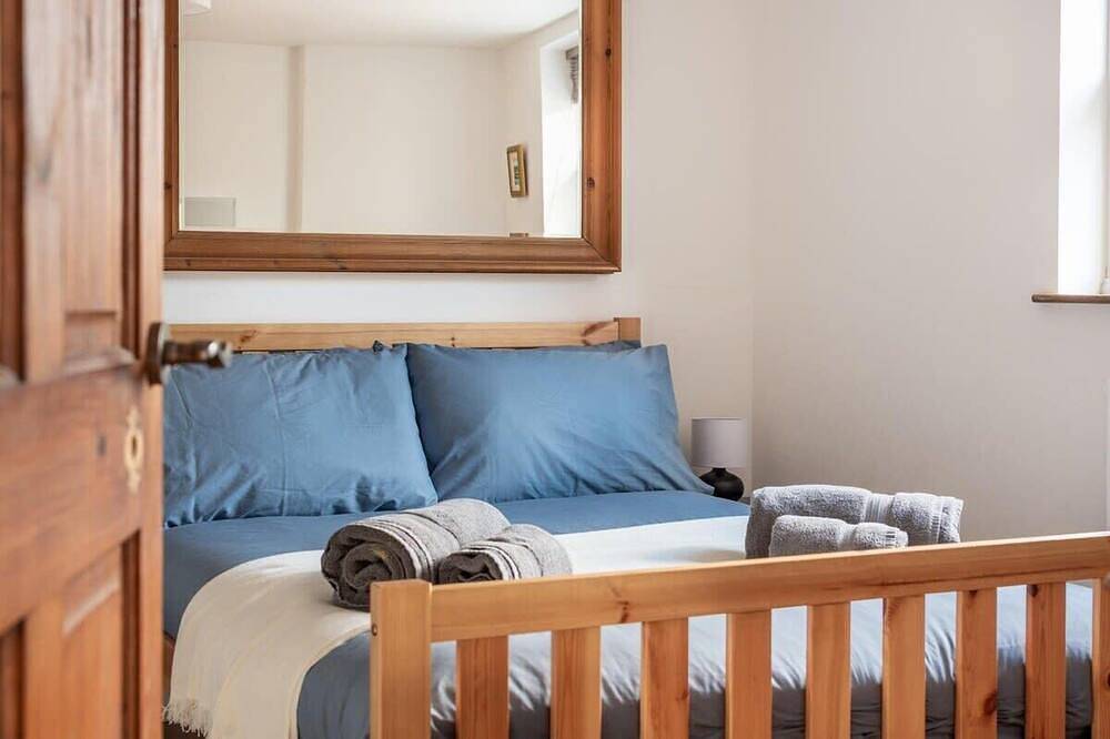 Cosy Fisherman's Cottage with Balcony & Sea Views in Plymouth, South West England