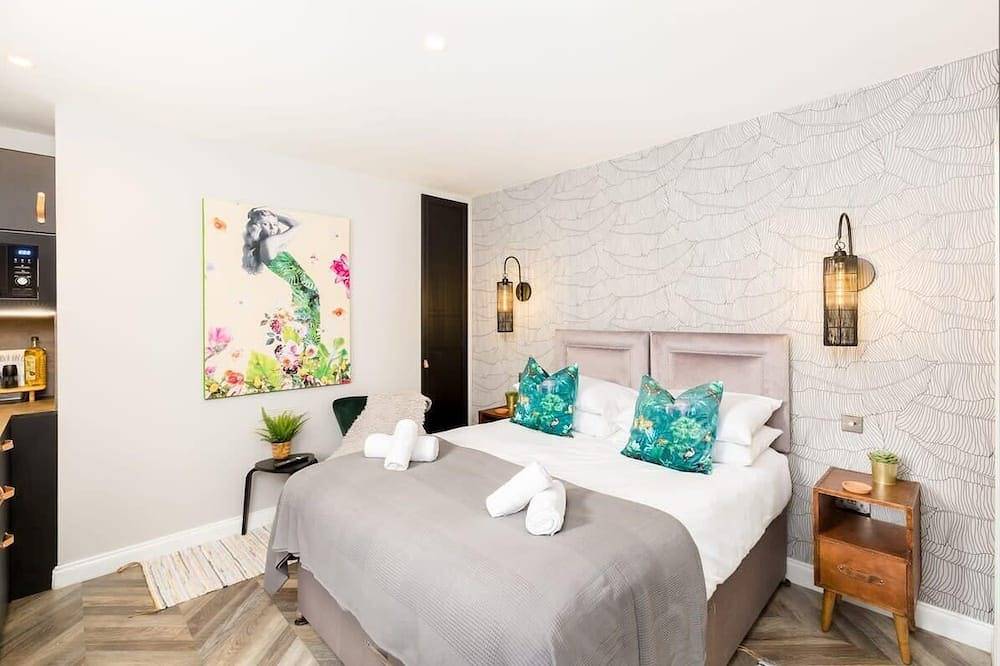 Entire apartment, Ground floor compact studio with mini kitchen in Warrington, Cheshire