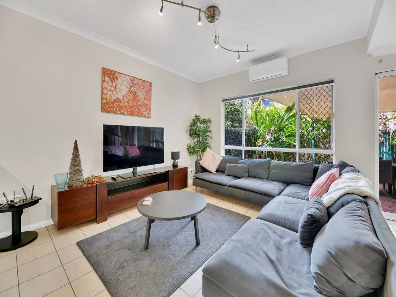 Entire apartment, Tranquil 3-Bed Unit with Lush Garden Views in Taringa, Brisbane