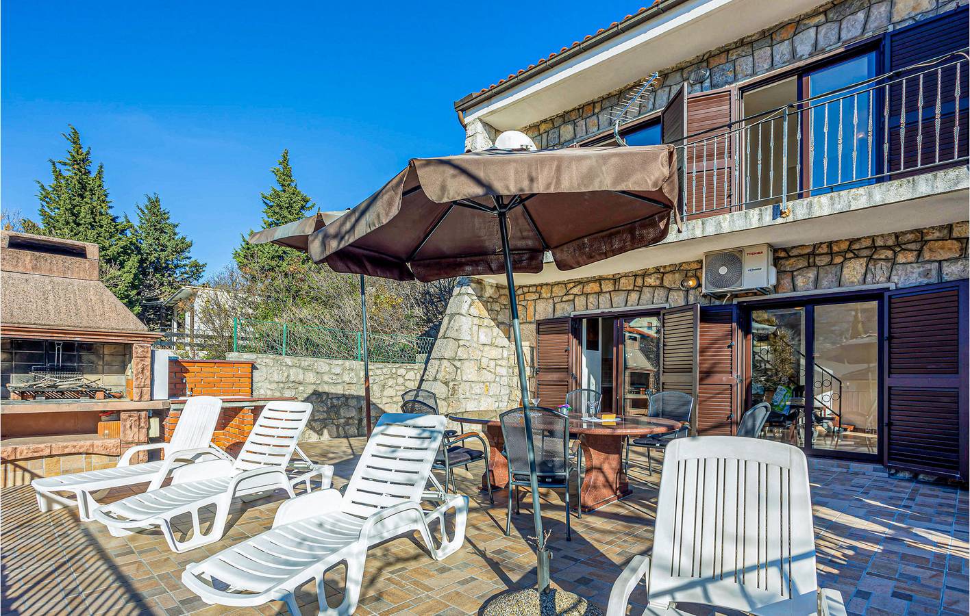 Gemütliche 2,5 km zum Strand: Modernes 1-Zimmer-Apartment mit WLAN und Parkplatz in Cesarica, Naturpark Velebit