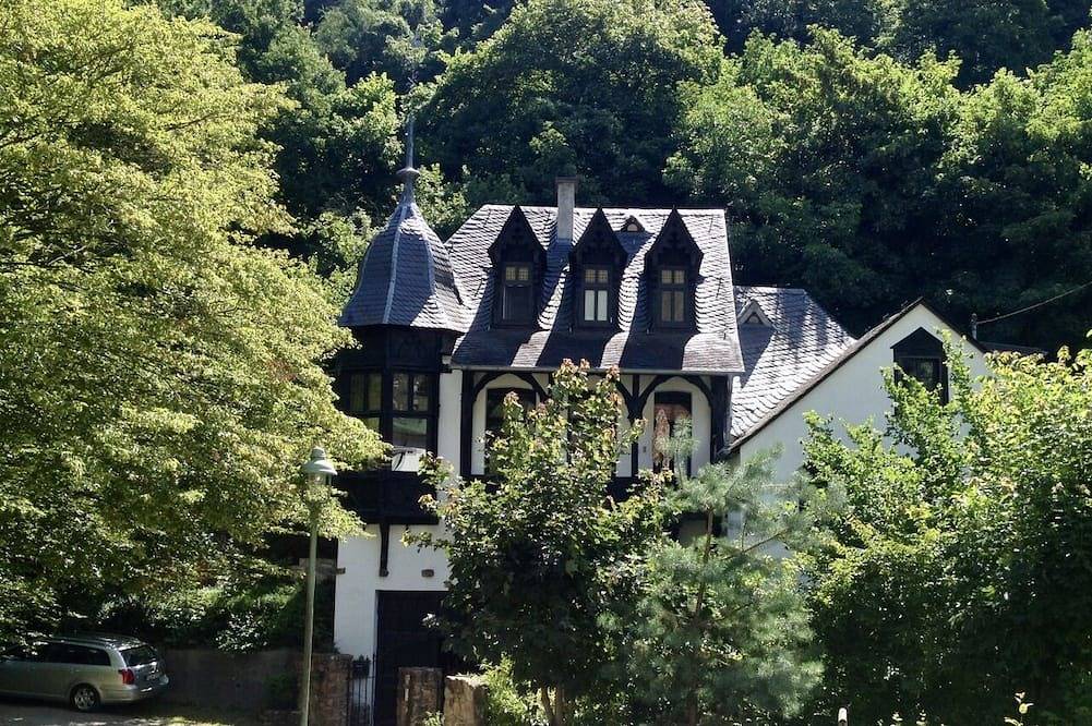 Ehemals zur Heimburg Gehörendes Kutscherhaus in Ruhiger Ortsrandlage in Niederheimbach, Landkreis Mainz-Bingen