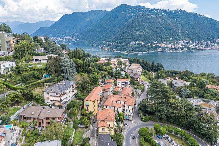 Villa for 6 people, with yard and lake view as well as balcony, kid friendly in Como