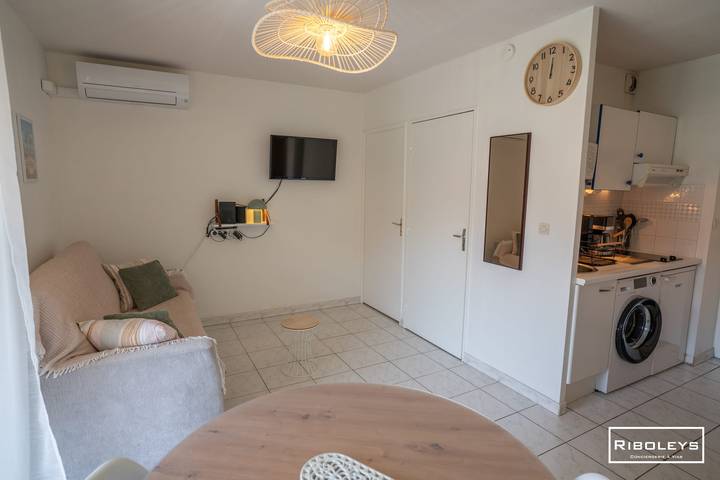 Gîte pour 4 personnes, avec balcon et piscine, adapté aux familles dans Plage de la Farinette - 2