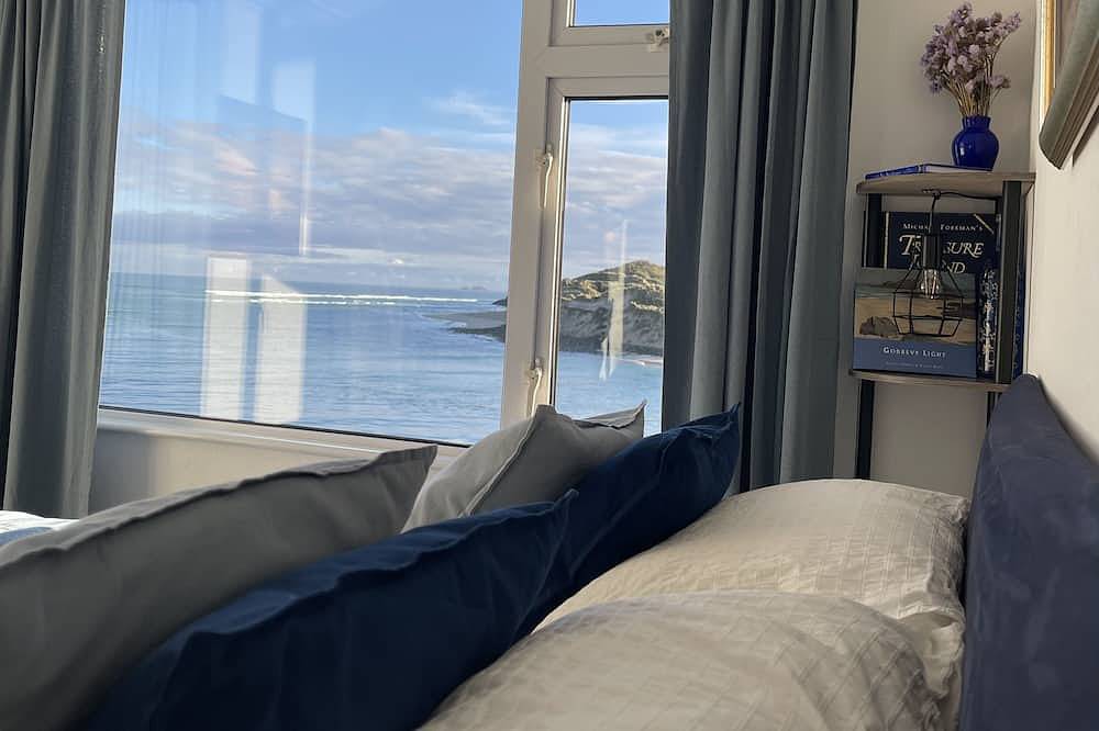 Beachpad's Beach House on *Best Beach 2024 The Times with +Hot Tub Parking Wifi in Hayle, Cornwall