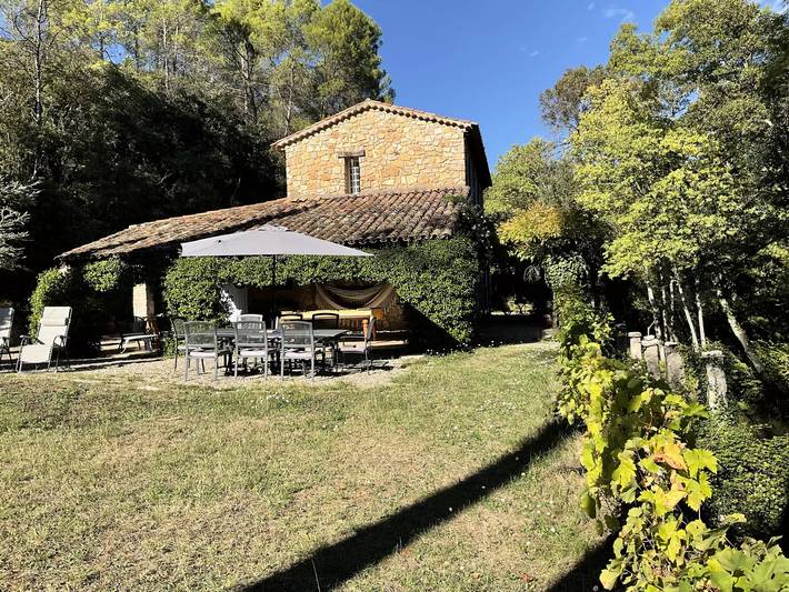 Location de vacances pour 8 personnes, avec jardin à Entrecasteaux