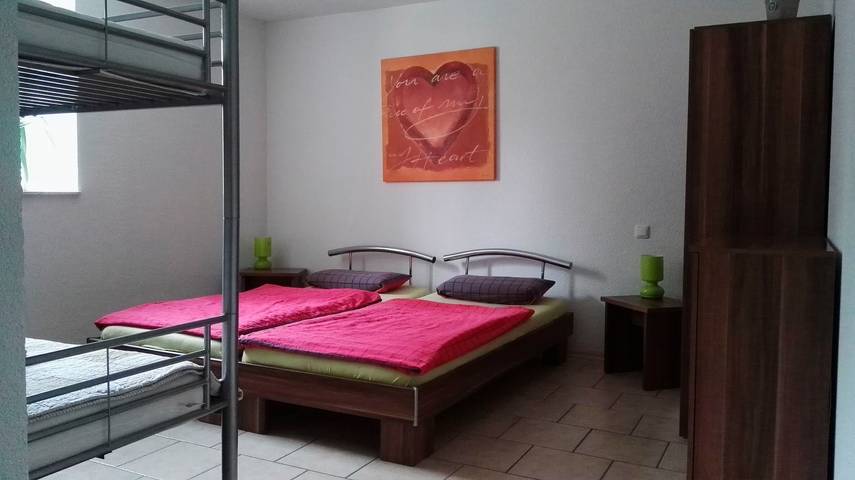 Vacation apartment for 5 people, with yard in Leipzig
