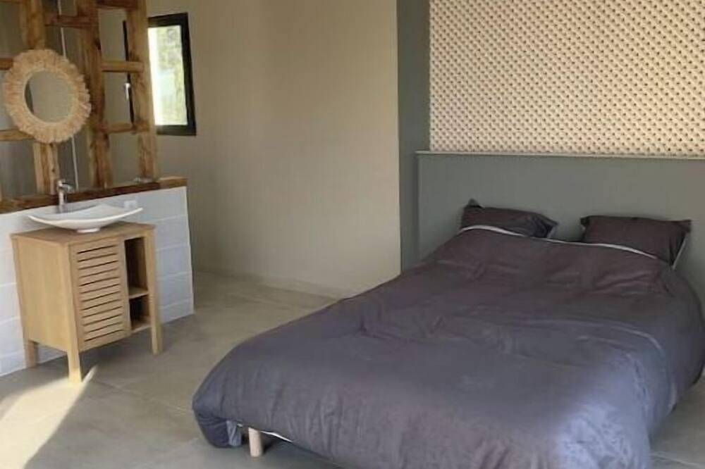 Villa Contemporaine en Provence, vue Exceptionnelle sur le Pont du Gard in Castillon-du-Gard, Region de Nimes
