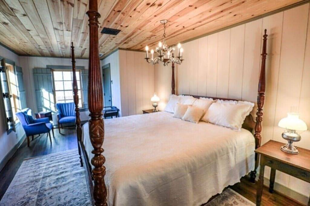 Bed & Breakfast in a 1795 Log Cabin on working farm, Eliza Trent Swoope Suite  in Augusta County