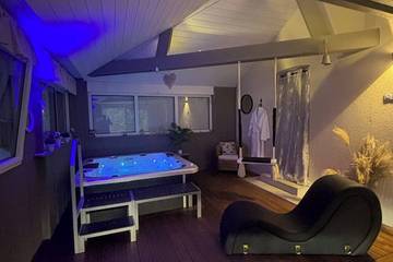 Gîte pour 2 personnes, avec piscine et jacuzzi à Thésée