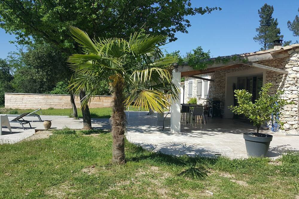 \"Chambre Blanche\" coquette et calme au cœur d'une forêt in Saint-Quentin-la-Poterie, Région de Nîmes