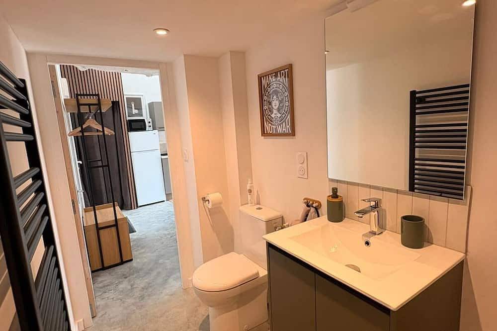 Ganze Wohnung, Newly renovated apartment in beautiful farmhouse with south-facing terrace. Pets allowed in Merlevenez, Côte des Mégalithes