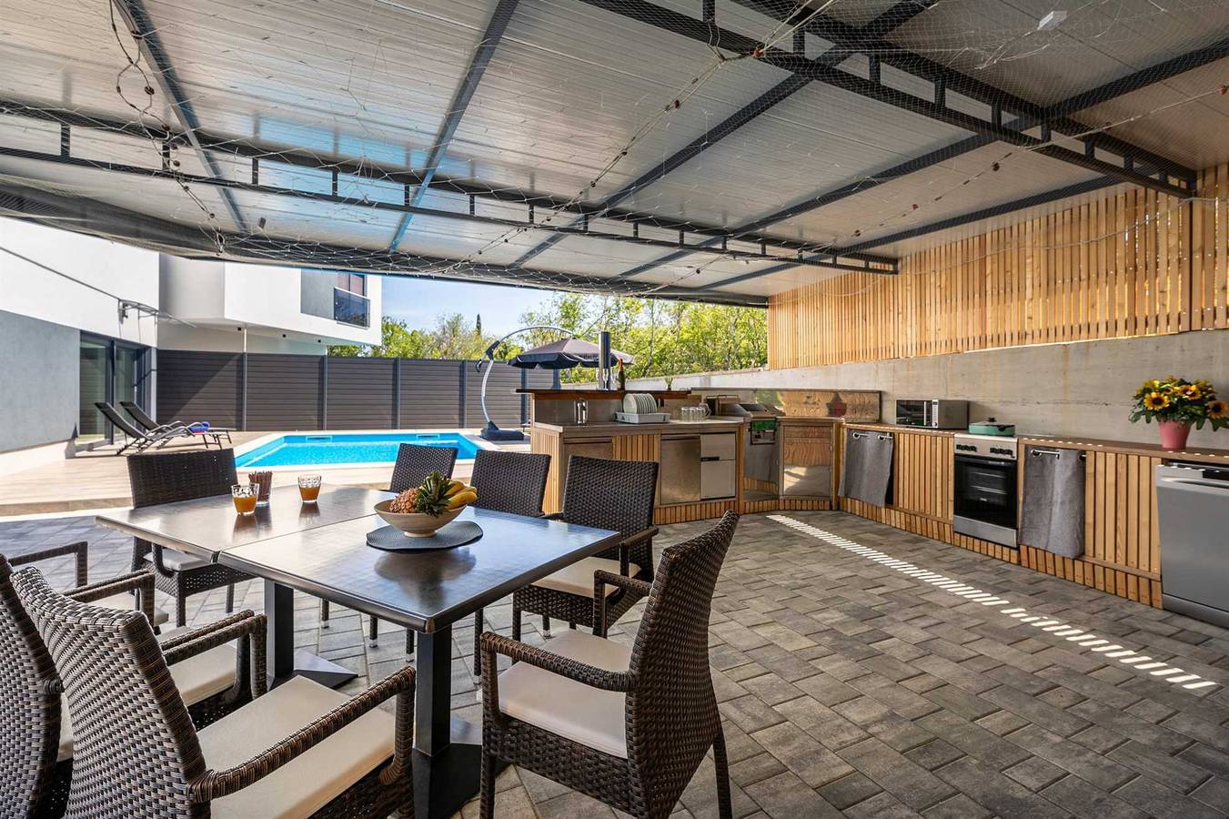 Villa George mit beheiztem Schwimmbad in Hlapa, Krk