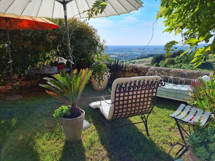 Location de vacances pour 2 personnes, avec Balcon et Terrasse ainsi que Jardin et Vue à Ville-sur-Jarnioux