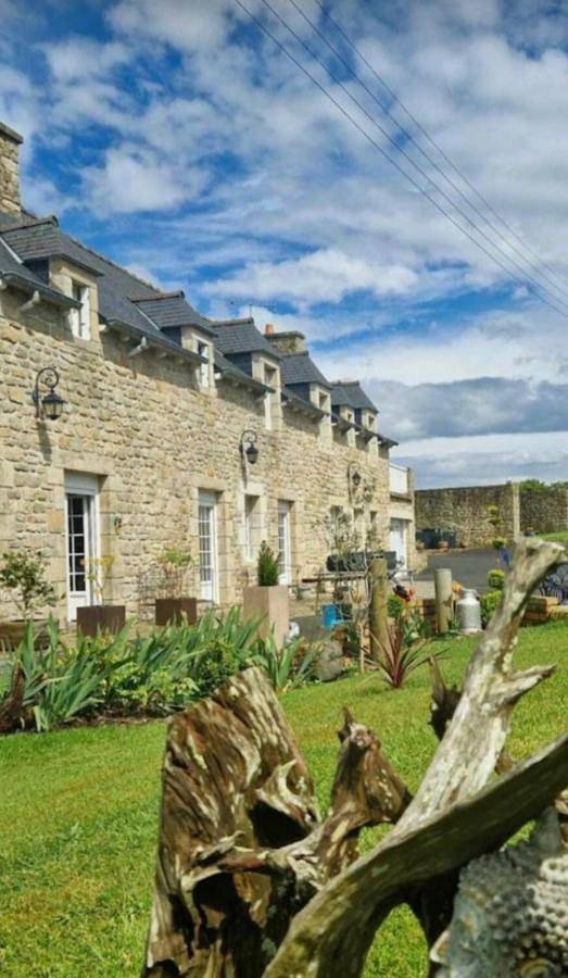 Gîte pour 2 personnes, avec vue ainsi que jardin et piscine à Mégrit