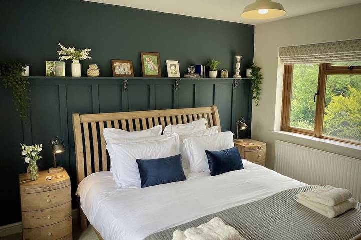 Cosy 3-bedroom home with garden and log burner, close to the City of Bath. in Bradford on Avon, Wiltshire