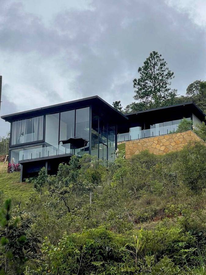 Casas e apartamentos de temporada para 6 pessoas, com piscina e jardim e ainda sauna and vista, com animais de estimação em Nova Lima