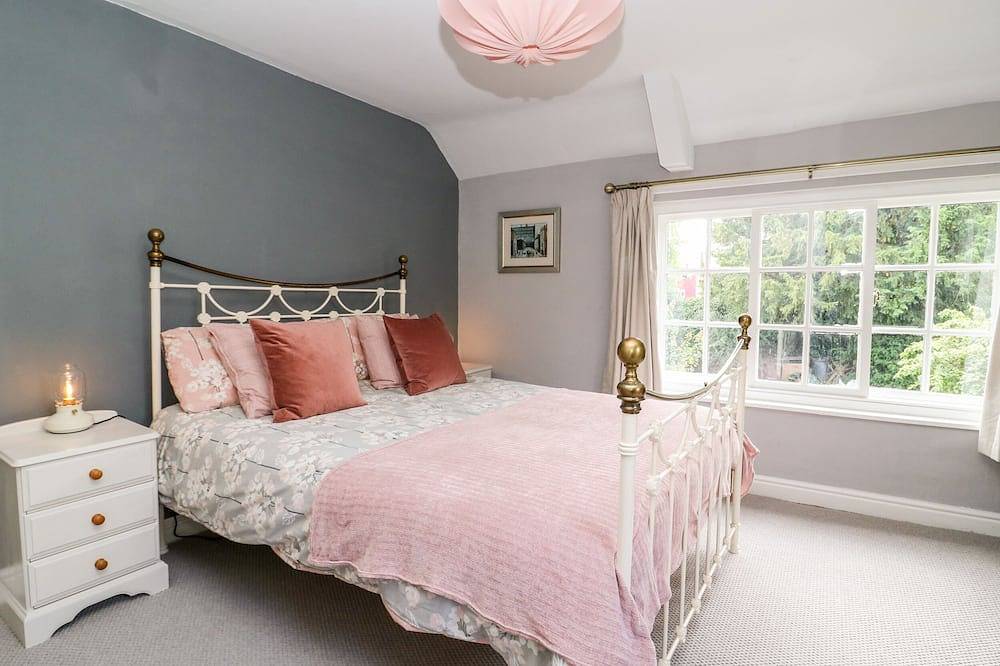 Kemps Yard Retreat, pet friendly, character holiday cottage in Thirsk in Thirsk, North Yorkshire