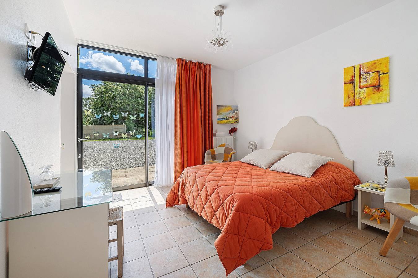 Bed and Breakfast 'Les Malvaux - Chambre Orange' con piscina, terraza y Wi-Fi compartidos in Huriel, Región de Montluçon
