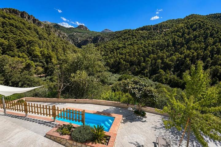 Chalet para 10 personas, con jardín además de piscina y vistas, Se admiten mascotas en Sierra de Cazorla