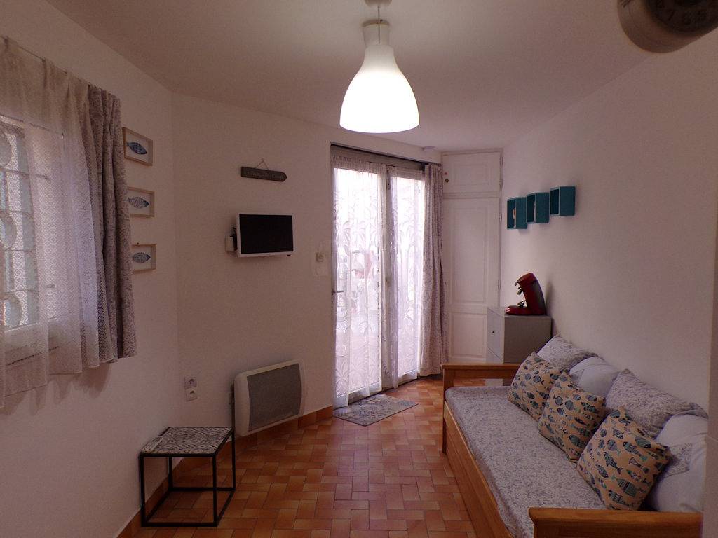 Appartement entier, Studio.Situation idéale.Port à 50m,plages 250m, Marseille à 20 km in Cassis, Parc national des Calanques