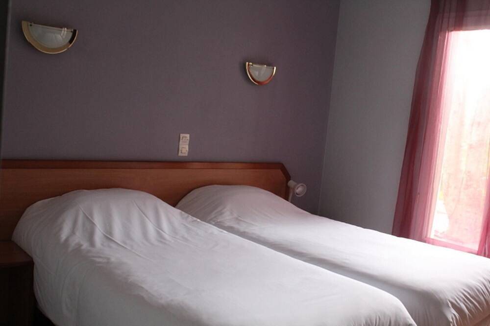 Chambre D'Hotel  A La Campagne Proche De Thouars 79 in Val en Vignes, Deux-Sèvres