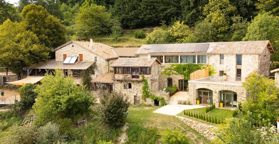 Maison d’hôte pour 21 personnes, avec terrasse et jardin ainsi que vue et piscine à Chirols