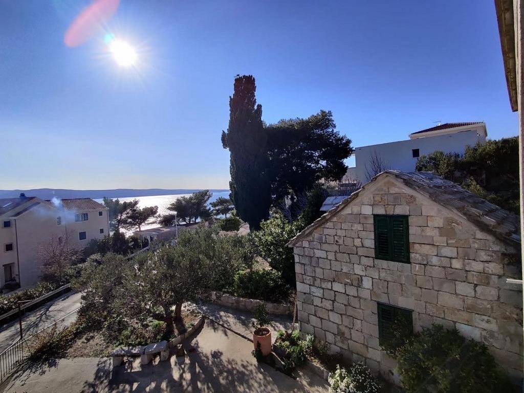 Ganze Wohnung, 4-Zimmer-Ferienwohnung mit Balkon und Meerblick Duce, Omis A-21876-a in Dugi Rat, Omis-Riviera