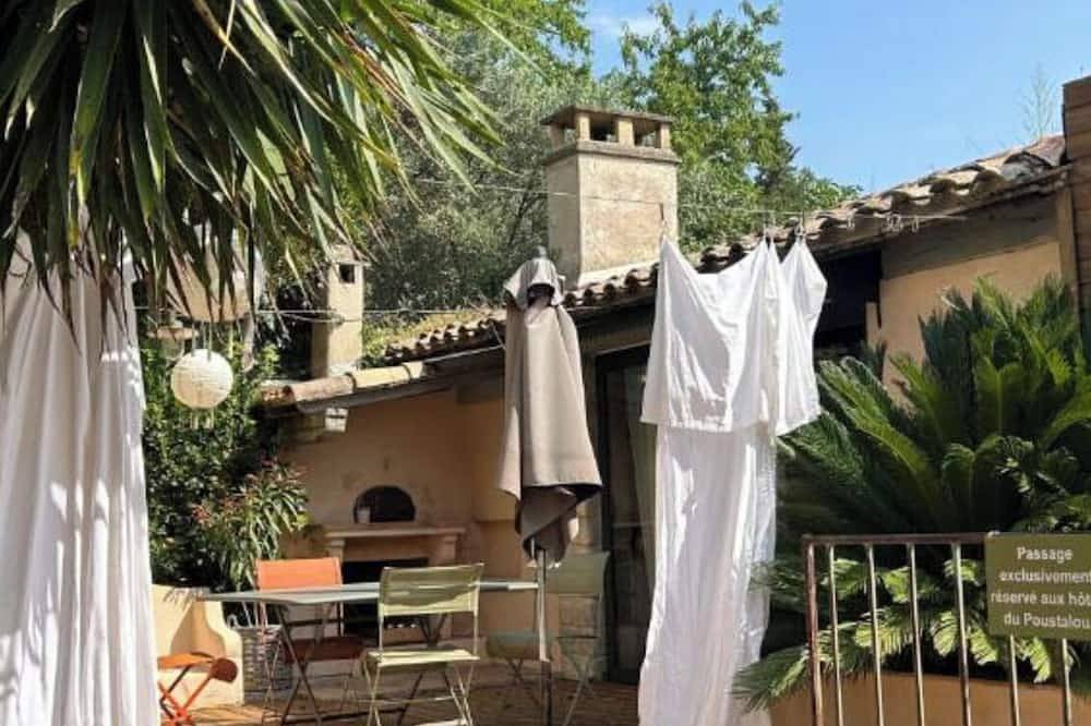 A bed-and-breakfast in the heart of a farmhouse nestled among the vineyards and near the sea in the Camargue. in Entre-Vignes, Mediterranean Coast (France)