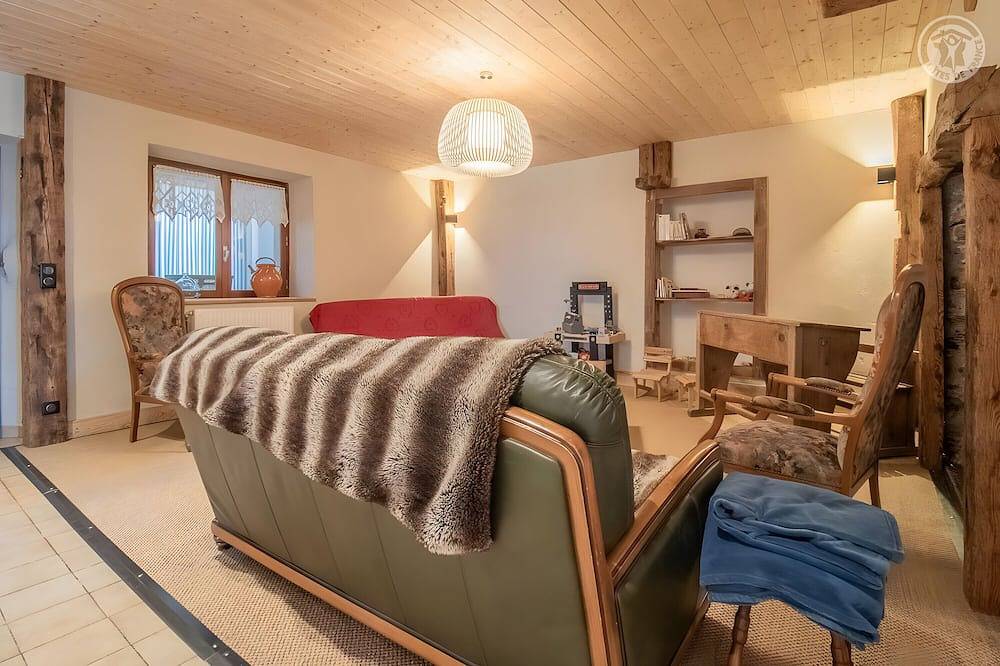 Entire apartment, Apartment 'La Ferme Du Mont Charvin' with Mountain View, Private Terrace and Balcony in Ugine, Albertville region