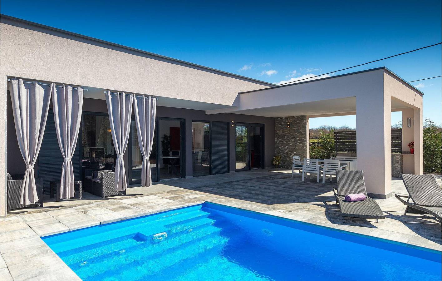 Geräumige 2-Zimmer-Wohnung mit Pool, Parkplatz und WLAN in der Nähe von Restaurants und dem Stadtzentrum in Butkovići, Svetvinčenat