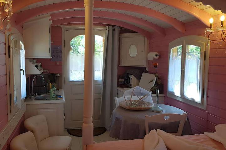 Location de vacances pour 2 personnes, avec jacuzzi et sauna ainsi que piscine et jardin, animaux acceptés à Bussac-Forêt - 2