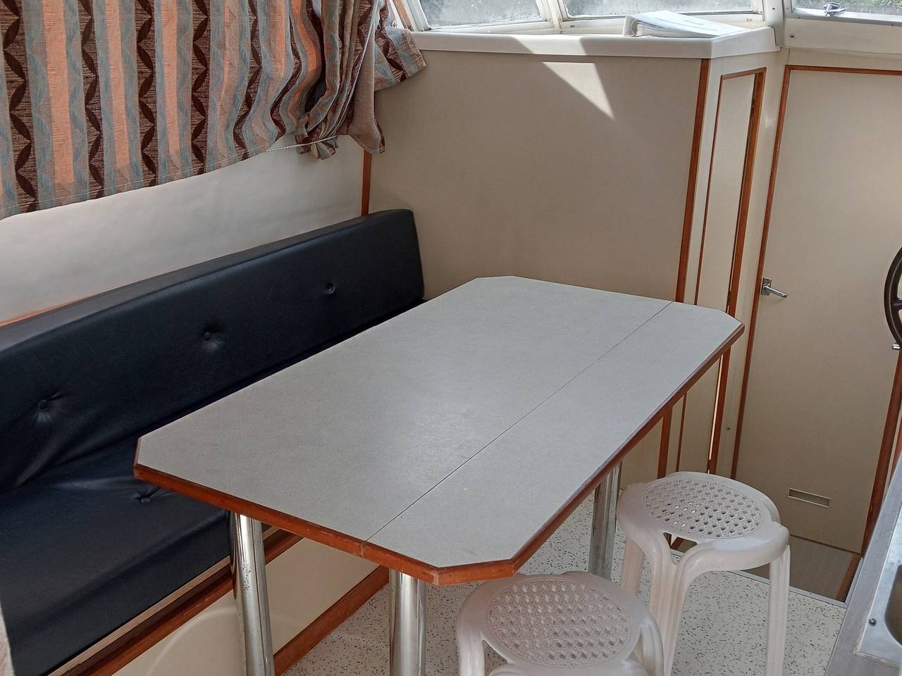 Cozy Stationary Boat for 5 Guests in Chatillon-en-Bazois, Nievre