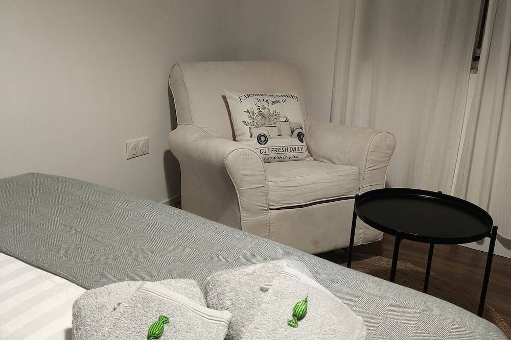 Apartamento entero, Apartamento 'Cecile' con vistas a la montaña, jardín privado y Wi-Fi in Valserhône, Nantua