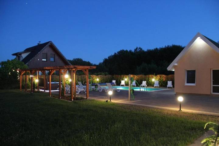 Lodge für 7 Personen, mit Whirlpool und Terrasse sowie Garten und Pool in Osieki