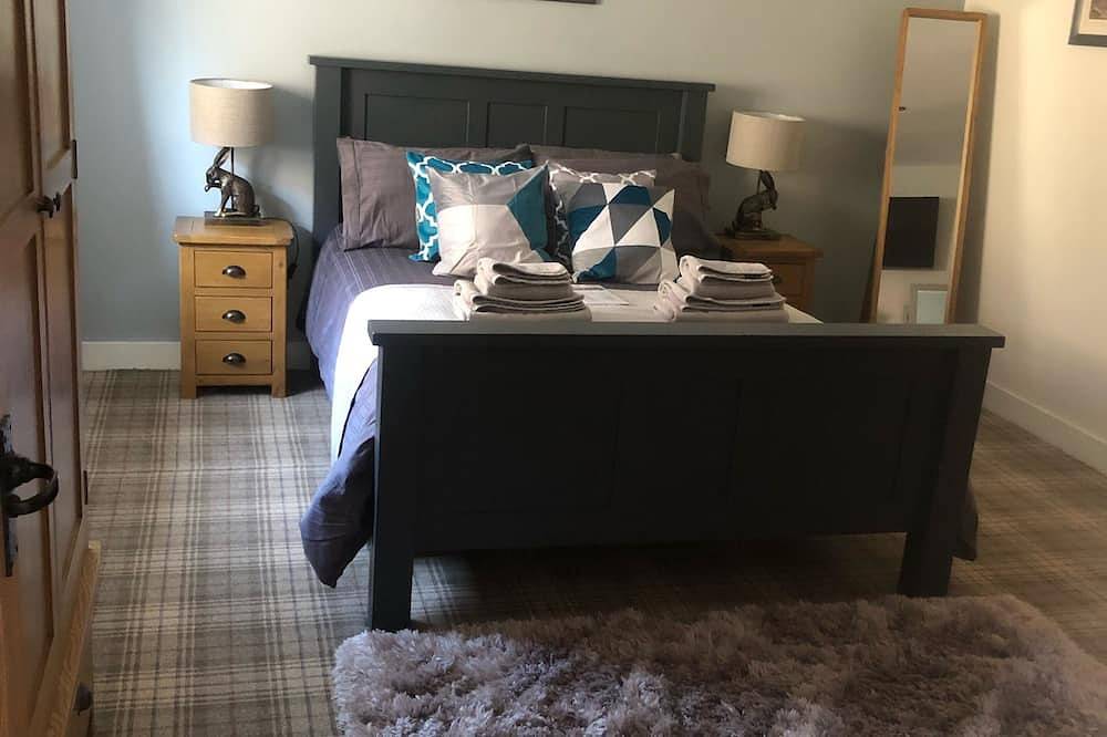 Beautiful modern Lakeland cottage with private hot tub, bbq and wood burner in Lake District