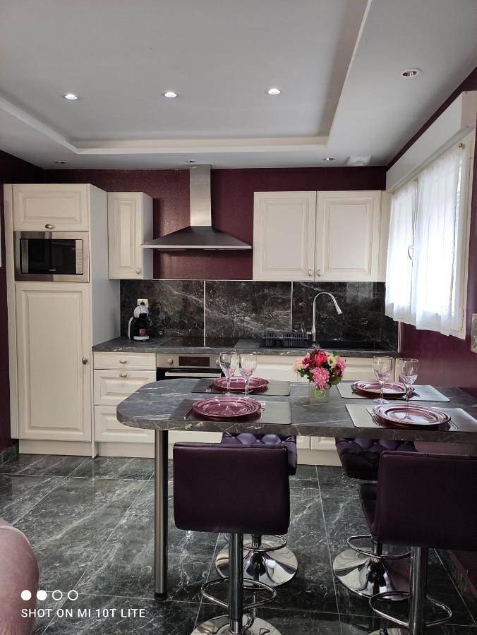 Gîte pour 4 personnes, avec vue ainsi que terrasse et piscine à Montévrain - 4